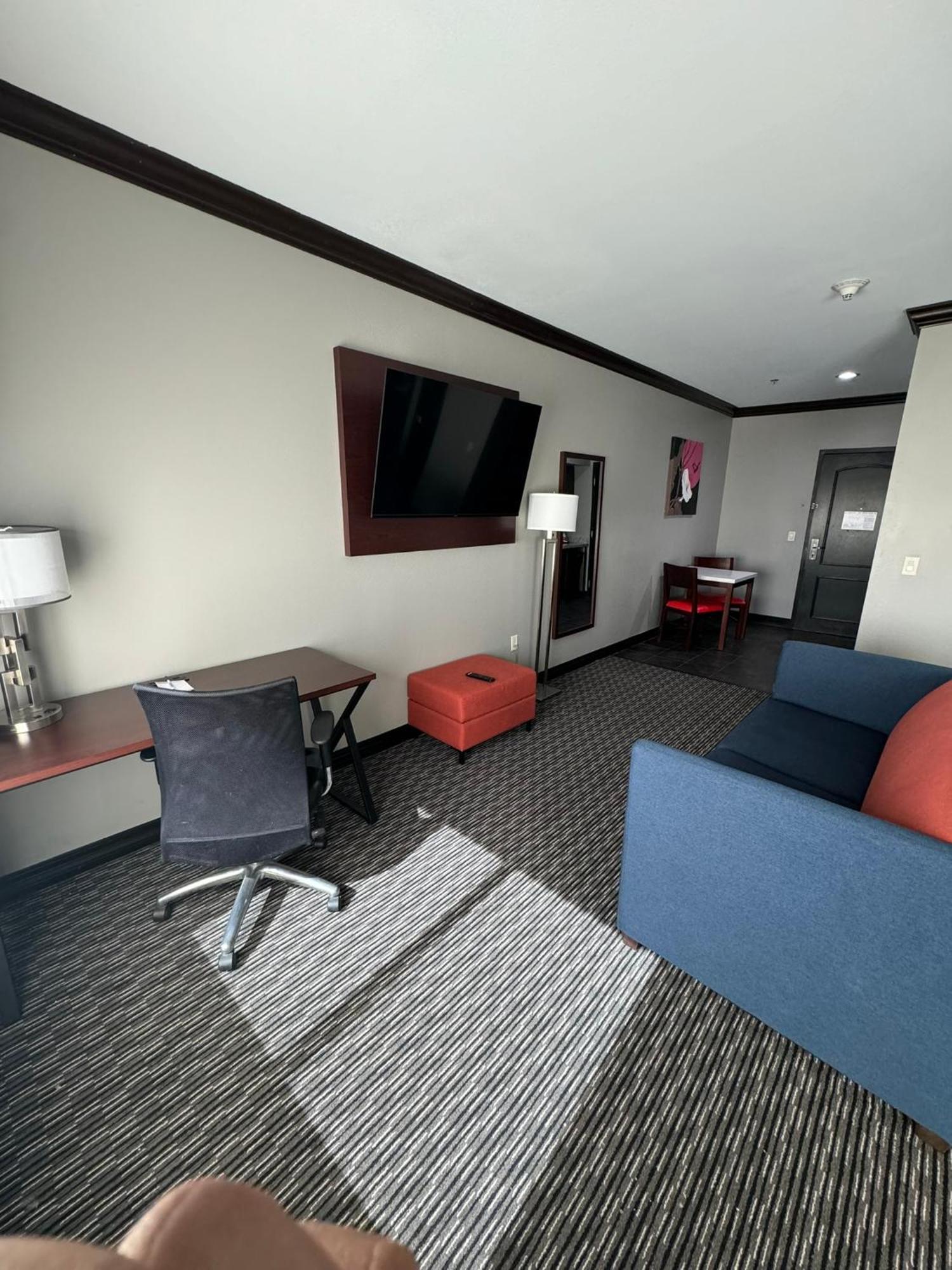 Hawthorn Suites By Wyndham Лъбък Екстериор снимка